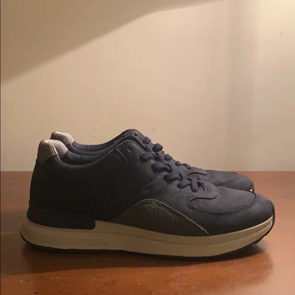 Navy Tread by Everlane sneakers - Picture 4 of 6